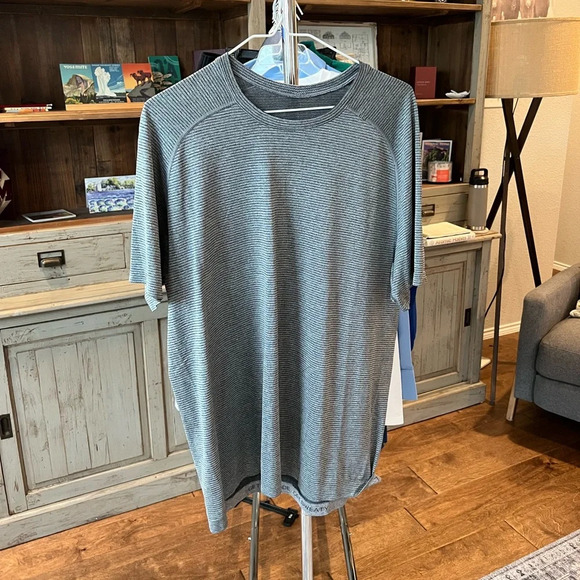 lululemon athletica Other - Lululemon mens metal vent tech tee size Large